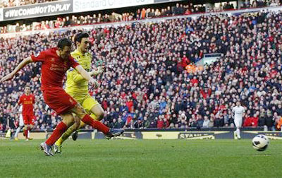 Tiền vệ Stewart Downing (áo đỏ - Liverpool) trong tình huống ghi bàn vào lưới Tottenham.
