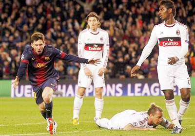 Hàng phòng ngự AC Milan bất lực nhìn Lionel Messi ghi bàn vào lưới thủ thành Abbiati.