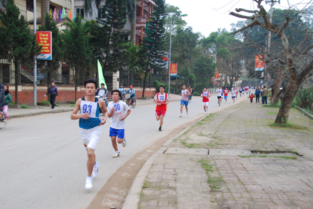 Các vận động viên tham gia Giải Việt dã truyền thống Báo Yên Bái lần thứ X - năm 2012.
