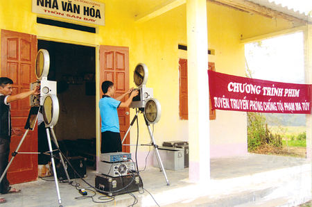 Chuẩn bị chiếu phim tuyên truyền phòng chống tội phạm ma túy tại thôn Sân Bay, xã Đông Cuông, huyện Văn Yên.