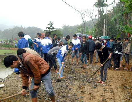 Huyện đoàn Văn Chấn sẽ huy động lực lượng đoàn viên thanh niên trên toàn huyện tổ chức san gạt và rải cấp phối từ 30 đến 35 km đường GTNT ở các xã, thị trấn. (Ảnh: Thanh Thủy)