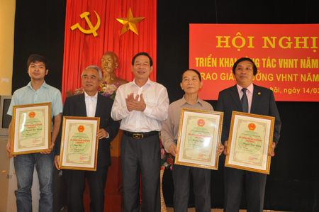 Đồng chí Hà Đức Hoan trao giải thưởng văn học - nghệ thuật tỉnh Yên Bái năm 2012 của UBND tỉnh  cho các hội viên đoạt giải nhất.