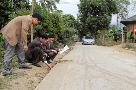 Lãnh đạo thị xã Nghĩa Lộ kiểm tra chất lượng đường giao thông tại xã Nghĩa Phúc.