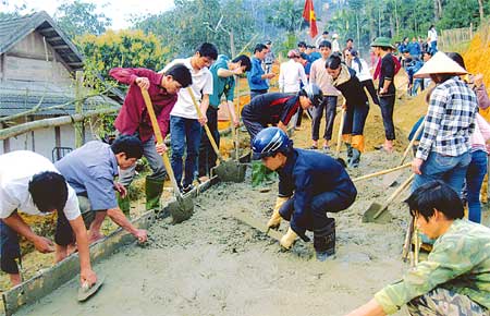 Đoàn viên thanh niên xã Minh Tiến làm đường vào Trường mầm non xã.