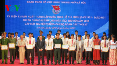 20 bí thư Chi đoàn có những thành tích nổi bật trong năm 2012 nhận bằng khen của Ban tổ chức