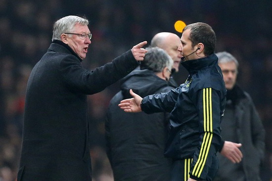 Sir Alex đối mặt với án phạt cấm chỉ đạo.