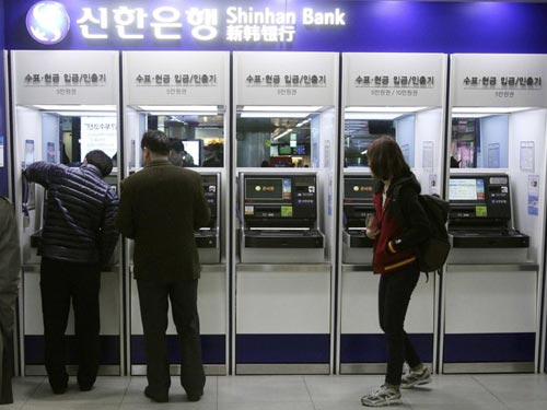 Khách hàng tìm cách sử dụng máy ATM của ngân hàng Shinhan
 khi hệ thống máy tính của ngân hàng này bị tê liệt hôm 20-3.

