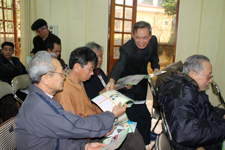 Nhân dân phường Yên Ninh, thành phố Yên Bái nghiên cứu luật thuế sử dụng đất phi nông nghiệp.
