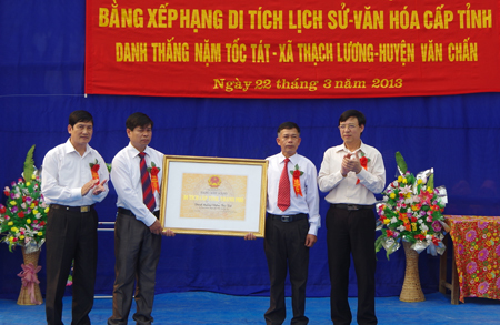 Ông Lê Xuân Định - Phó giám đốc Sở văn hóa - Thể thao và Du Lịch (bìa phải) trao bằng xếp hạng Di tích lịch sử, văn hóa cấp tỉnh danh thắng Nặm Tốc Tát cho nhân dân các dân tộc xã Thạch Lương.
