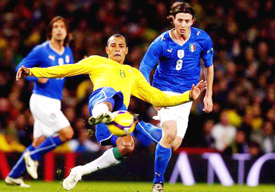Pha tranh bóng giữa Gilberto Silva (8, Brazil) và Montolivo trong trận Brazil - Italia 2-2.
