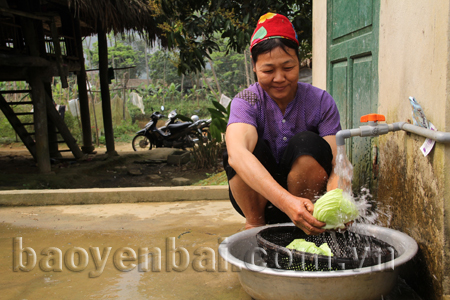 Bà Lý Thị Lực bên công trình nước sạch.