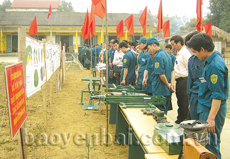 Các đại biểu tham quan mô hình học cụ trong huấn luyện.
