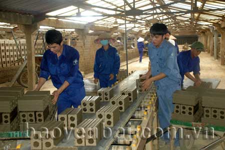 Sản xuất gạch tại Công ty cổ phần Vật liệu xây dựng Yên Bái.