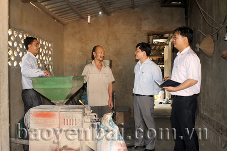 Lãnh đạo NHCSXH huyện Trạm Tấu thăm mô hình vay vốn tạo việc làm tại thị trấn Trạm Tấu.