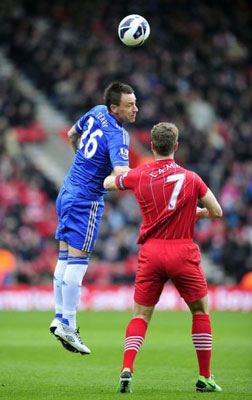 Trung vệ John Terry (trái, Chelsea) trong pha không chiến với tiền vệ Rickie Lambert của Southampton.
