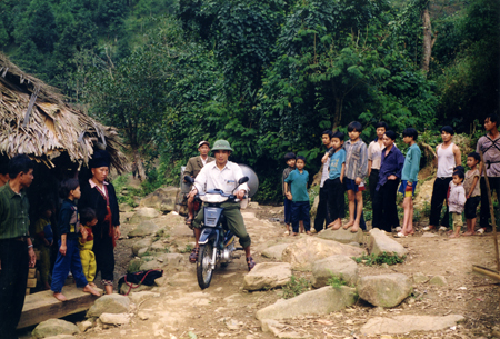 Mang phim đến bản Khe Trang 2 xã Xuân Tầm, Văn Yên.
