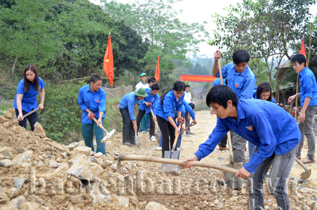 Tháng Thanh niên năm 2013, Huyện đoàn Văn Chấn đã huy động trên 4.000 đoàn viên thanh niên tham gia làm đường giao thông nông thôn.