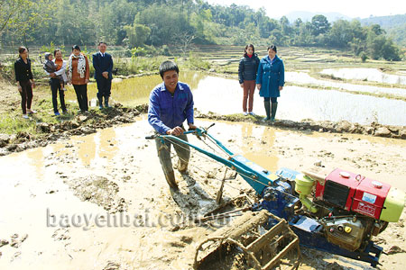 Anh Dương Quang Vinh sử dụng chiếc máy cày được hỗ trợ theo Chương trình xây dựng nông thôn mới.

