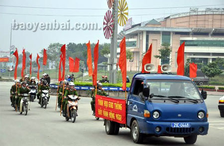 Các lực lượng diễu hành tuyên truyền về an toàn giao thông.
