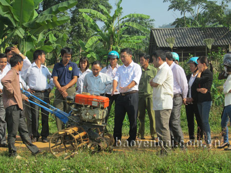 Cán bộ khuyến nông tư vấn cách sử dụng máy cày đa năng cho nông dân huyện Trấn Yên.