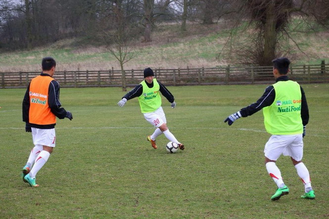 U.19 Việt Nam trên sân tập Lileshall.