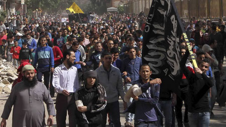 Người ủng hộ phong trào Huynh đệ Hồi giáo và tổng thống Morsi biểu tình ở phía đông Cairo hôm 21-3.