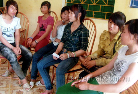 Các nạn nhân vụ lừa đi lao động làm thuê không đúng địa chỉ ở xã Tân Đồng.
