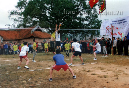 Thi đấu bóng chuyền trong Lễ hội đền Nhược Sơn,
xã Châu Quế Hạ (Văn Yên).
(Ảnh: Hoàng Đô)
