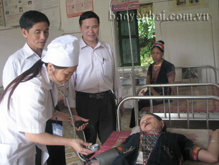 Cán bộ Trạm Y tế xã Tân Hương chăm sóc bệnh nhân.