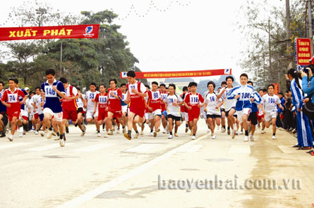 Giải Việt dã truyền thống Báo Yên Bái luôn thu hút đông đảo các vận động viên tham gia thi đấu.
(Ảnh: Lê Tuấn)
