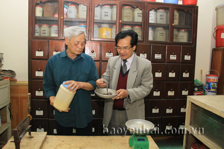 Bác sỹ Nguyễn Hồng Phương (bên trái) đang hướng dẫn bệnh nhân cách sử dụng thuốc chữa bệnh.
