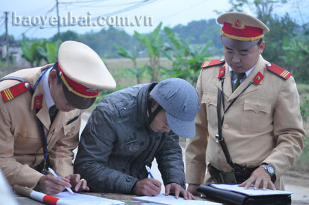 Lực lượng Cảnh sát giao thông Lục Yên lập biên bản xử lý người vi phạm.
