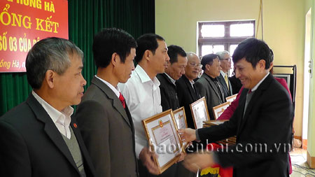 Các chi bộ khu dân cư phường Hồng Hà có thành tích xuất sắc năm 2014 được khen thưởng.
