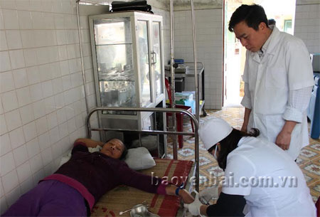 Cán bộ y tế Trạm Y tế xã Bảo Hưng chăm sóc sức khỏe cho bệnh nhân.
