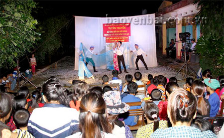 Đội Tuyên truyền lưu động tỉnh tuyên truyền về chủ quyền biển đảo và xây dựng nông thôn mới tại một số xã của huyện Yên Bình.