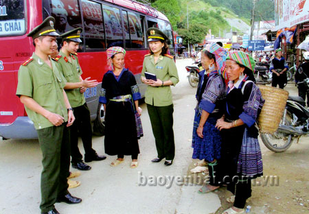 Các chiến sĩ công an tuyên truyền pháp luật cho đồng bào Mông.
