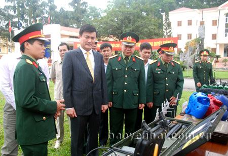 Đồng chí Nguyễn Chiến Thắng - Phó chủ tịch UBND tỉnh cùng lãnh đạo Bộ Chỉ huy quân sự tỉnh tham quan mô hình đạo cụ huấn luyện.