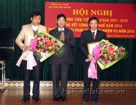 Đồng chí Đặng Ngọc Minh - Cục trưởng Cục Thuế tỉnh tặng hoa cho 2 đơn vị có thành tích xuất sắc trong phong trào thi đua giai đoạn 2011 - 2015.

