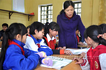 Cô và trò Trường trung học cơ sở Hạnh Sơn trong một giờ học.