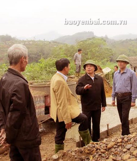 Các đồng chí lãnh đạo huyện Văn Yên kiểm tra việc làm đường giao thông nông thôn.