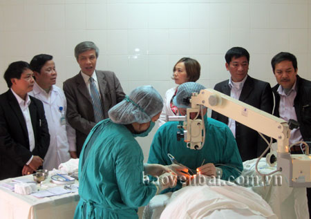 Lãnh đạo Sở Y tế tỉnh và UBND huyện Lục Yên tham quan kíp mổ đục thủy tinh thể bằng phương pháp Phaco tại Bệnh viện Đa khoa Lục Yên.
