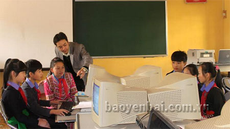 Thầy và trò Trường Dân tộc nội trú Văn Yên trong giờ học.
