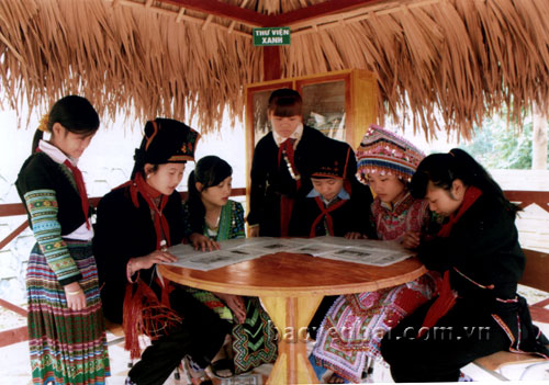 Các em học sinh Trường Phổ thông Dân tộc nội trú xã Mỏ Vàng (huyện Văn Yên) đọc báo sau giờ lên lớp.