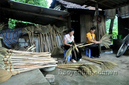 Người dân phường Pú Trạng tranh thủ lúc nông nhàn làm chổi chít.