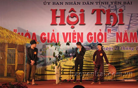 Tiểu phẩm “Cây mít bít cây na” của đội hòa giải huyện Trấn Yên tại Hội thi Hòa giải viên giỏi tỉnh Yên Bái năm 2014.
