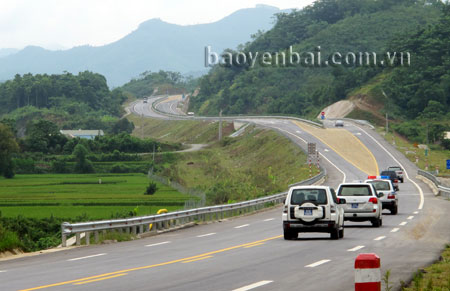 Đường cao tốc Nội Bài - Lào Cai tạo điều kiện thuận lợi cho Yên Bái phát triển du lịch.

