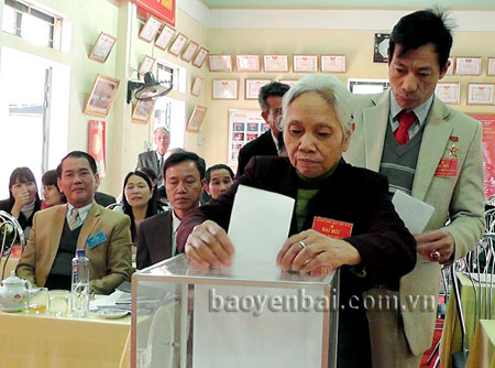 Bỏ phiếu bầu chức danh bí thư chi bộ cơ sở Đảng bộ phường Đồng Tâm. (Ảnh: Thanh Nghị)