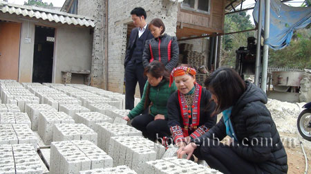 Xưởng sản xuất gạch bê tông của gia đình chị Thiều Thị Liều ở thôn 3 Túc, xã Phúc Lợi, huyện Lục Yên đã tạo việc làm thường xuyên cho 6 lao động nữ có hoàn cảnh khó khăn.