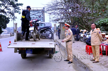 Lực lượng cảnh sát giao thông tạm giữ phương tiện vi phạm.
