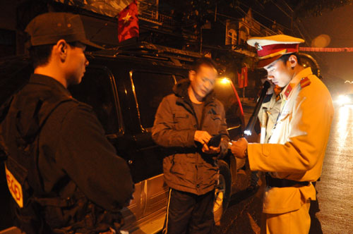 Lực lượng công an tỉnh tuần tra, xử lý vi phạm trên tuyến đường Ngô Minh Loan, phường Hợp Minh, TP. Yên Bái.